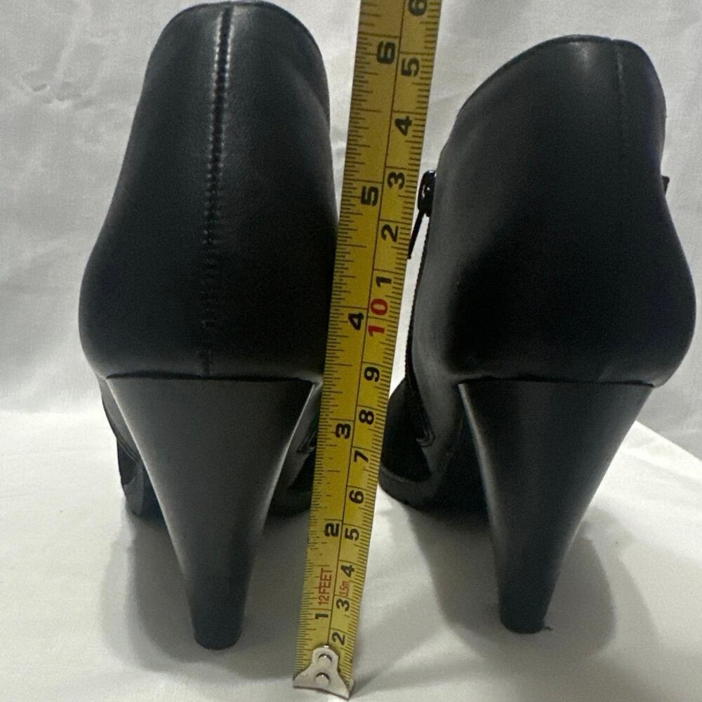 White Mountain sweet pea women’s suede ankle booties size 7.5 only tried on once - Picture 6 of 12